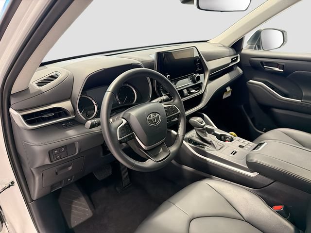 Certified 2025 Toyota Highlander XLE FWD image 8