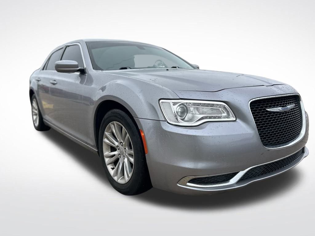Used 2018 Chrysler 300 Touring L image 3