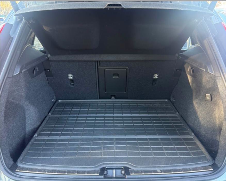 Used 2023 Volvo XC40 B5 Plus w/ Driver Assist Package image 11