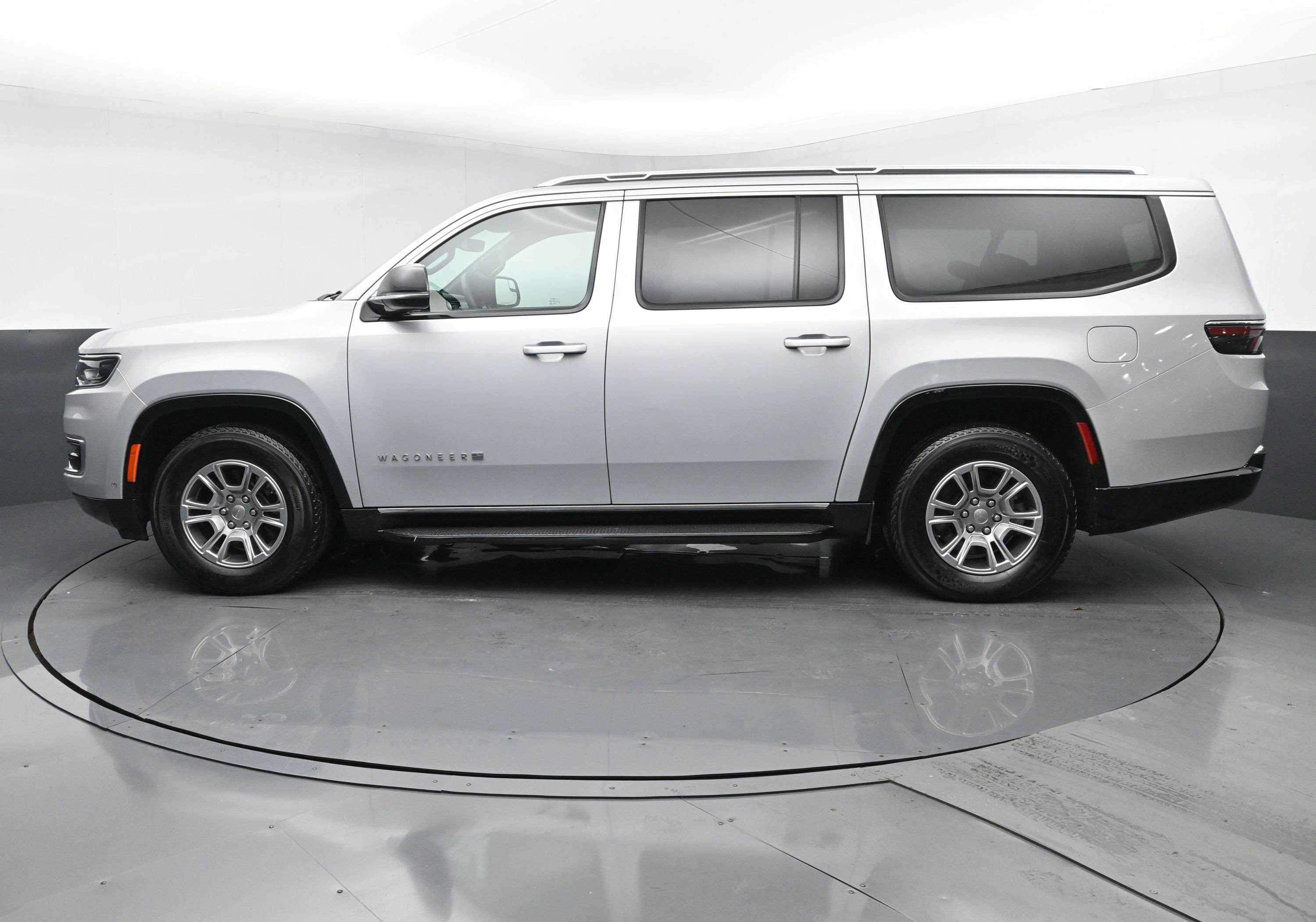 Used 2024 Jeep Wagoneer L 4WD image 4