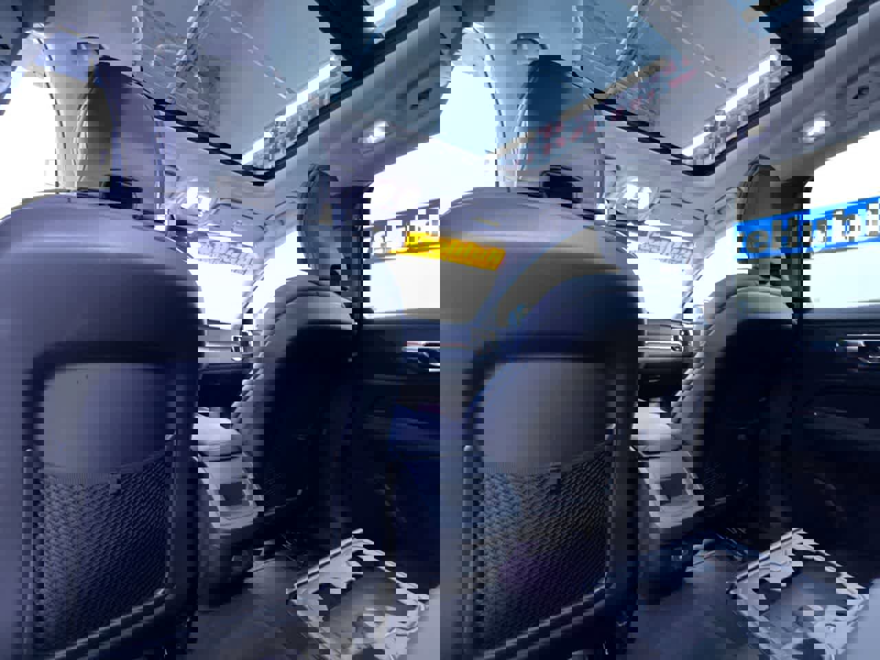 Used 2025 Volvo V60 B5 Cross Country Plus image 39