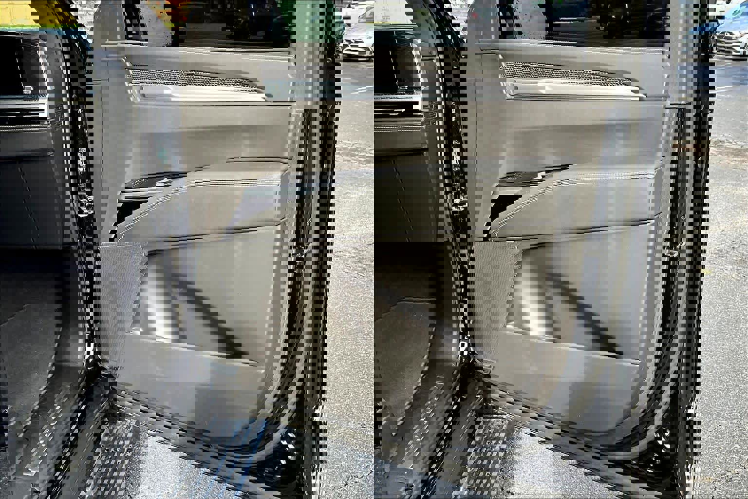 Used 2025 Cadillac Escalade V w/ LPO, ONYX Package image 22