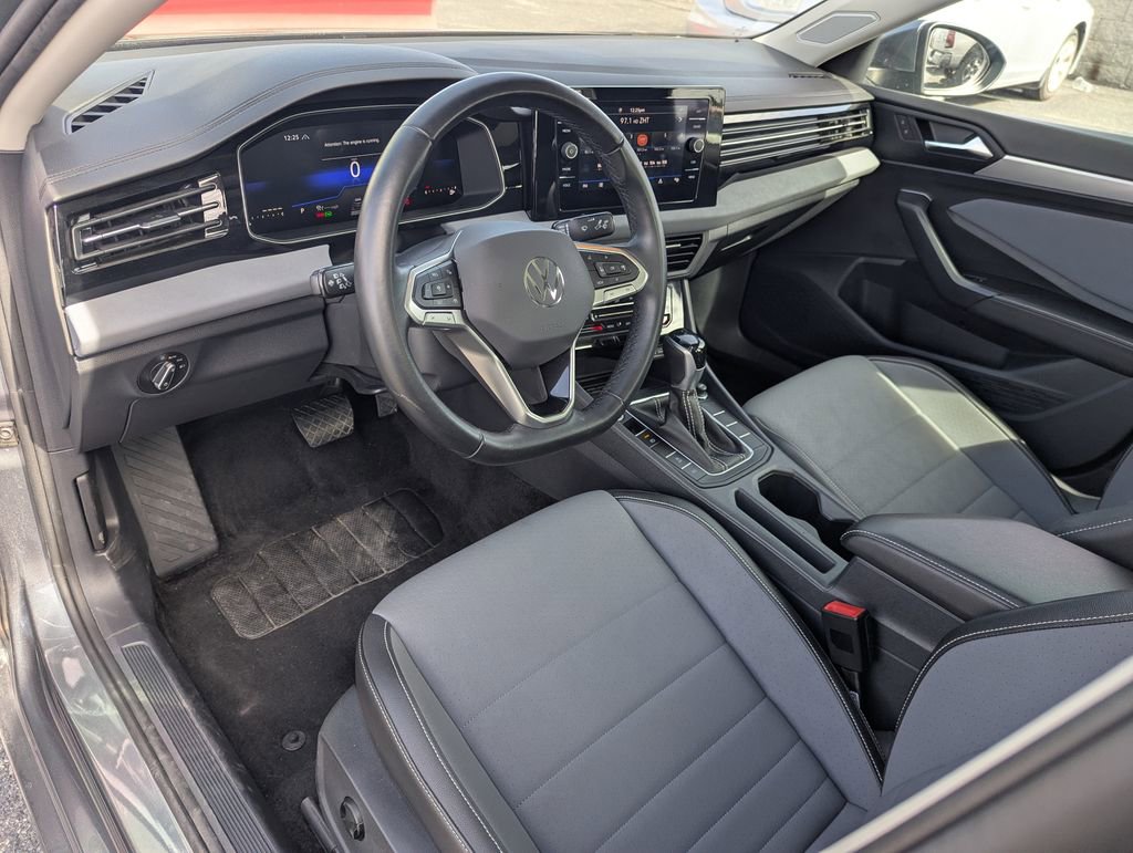 Used 2025 Volkswagen Jetta SE FWD image 24
