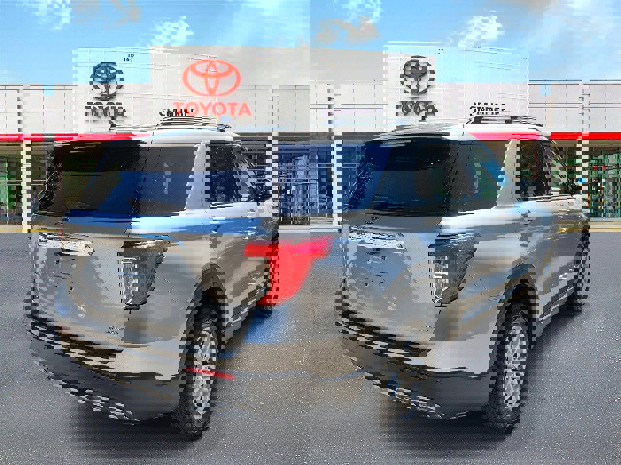 Used 2023 Ford Explorer XLT w/ Equipment Group 202A image 3