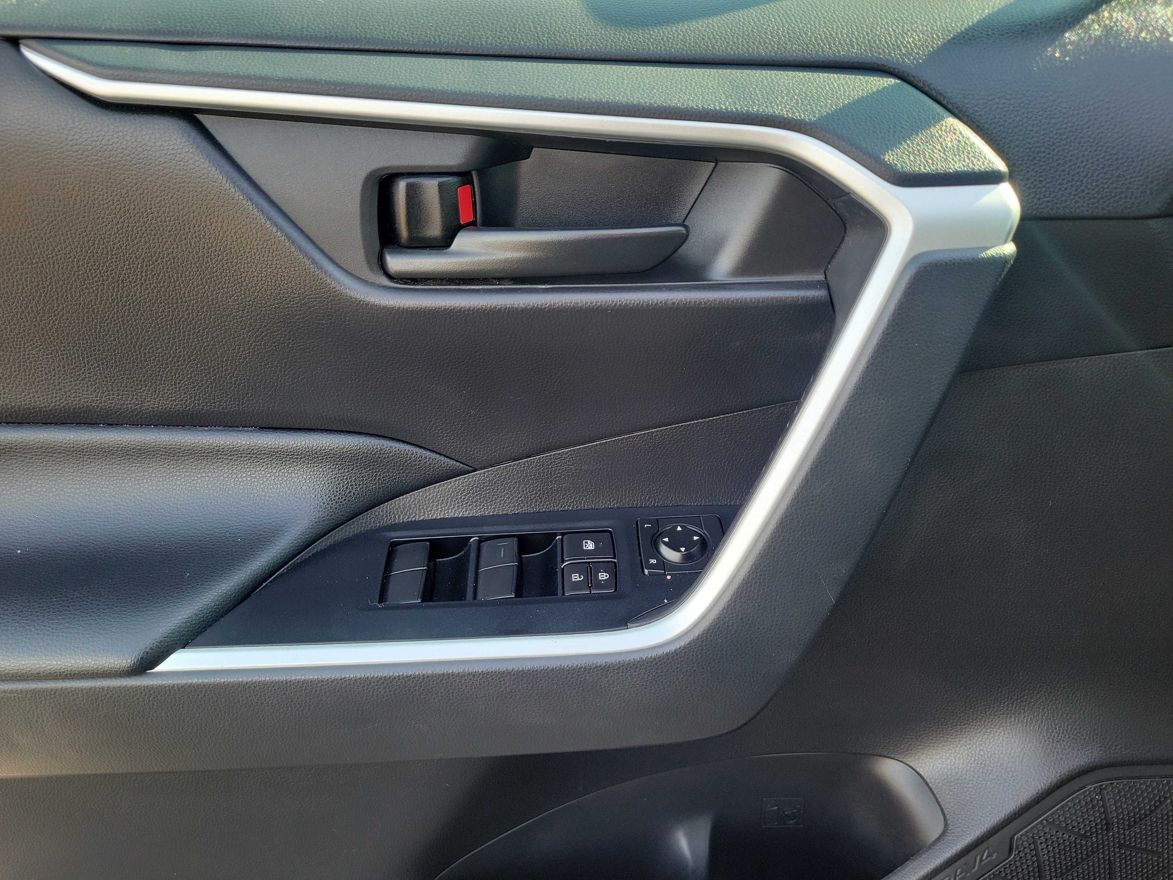 Used 2021 Toyota RAV4 LE image 18