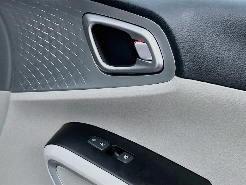 Certified 2025 Kia Soul LX w/ LX Technology Package FWD image 32