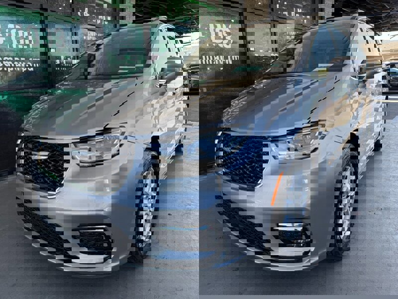 Used 2021 Chrysler Pacifica Touring-L image 2