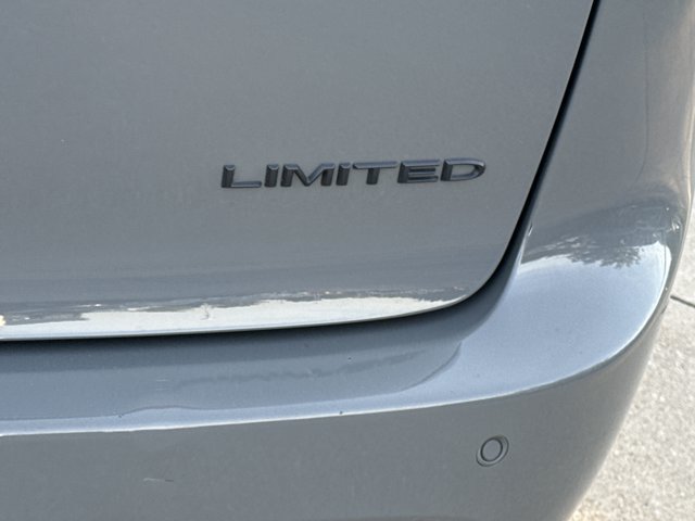 Used 2025 Chrysler Pacifica Limited FWD image 6