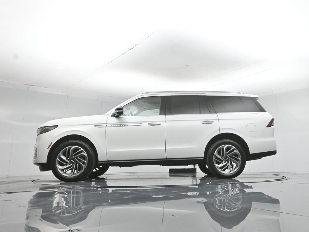 Used 2025 Lincoln Navigator Reserve AWD/4WD image 7