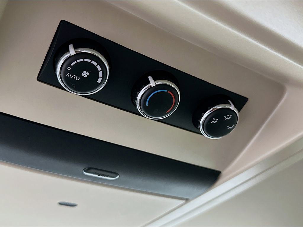 Used 2014 Chrysler Town & Country Limited image 26