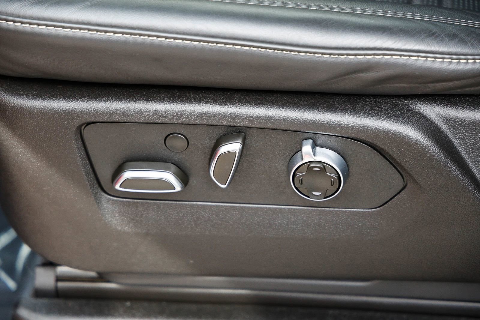 Used 2025 Cadillac Escalade ESV V image 24