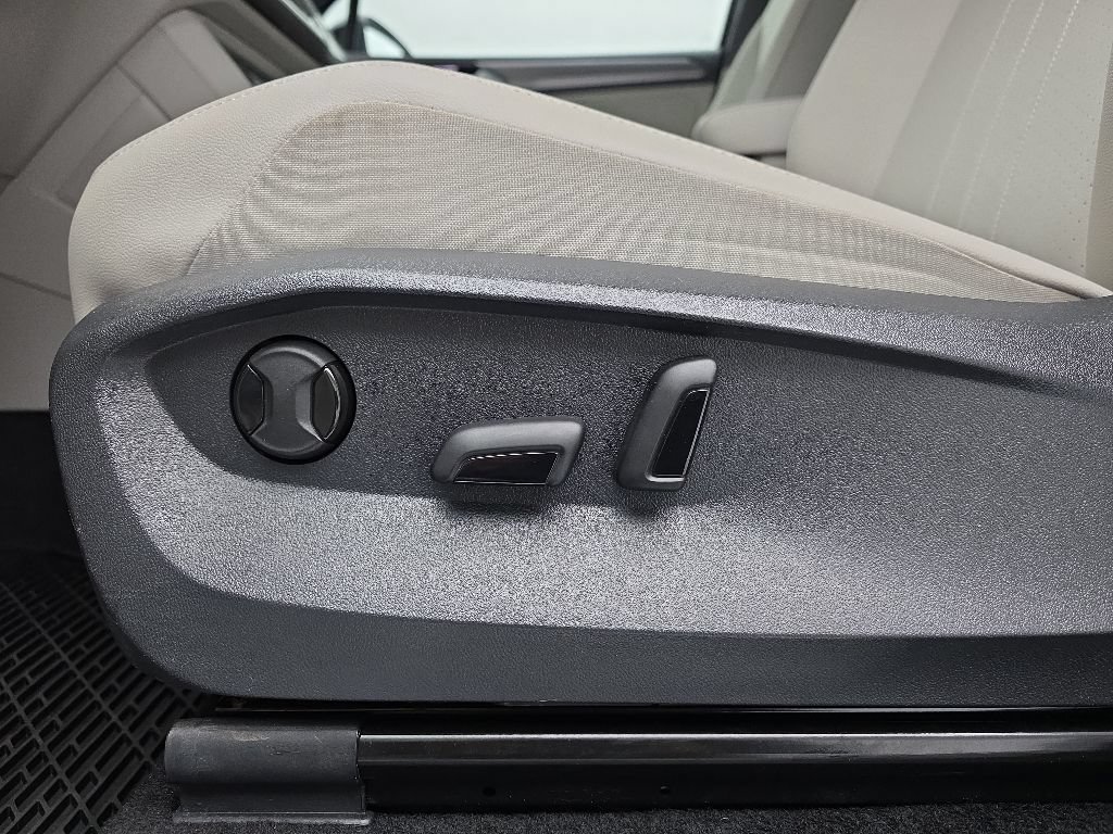 Used 2024 Volkswagen Tiguan SE R-Line AWD/4WD image 23
