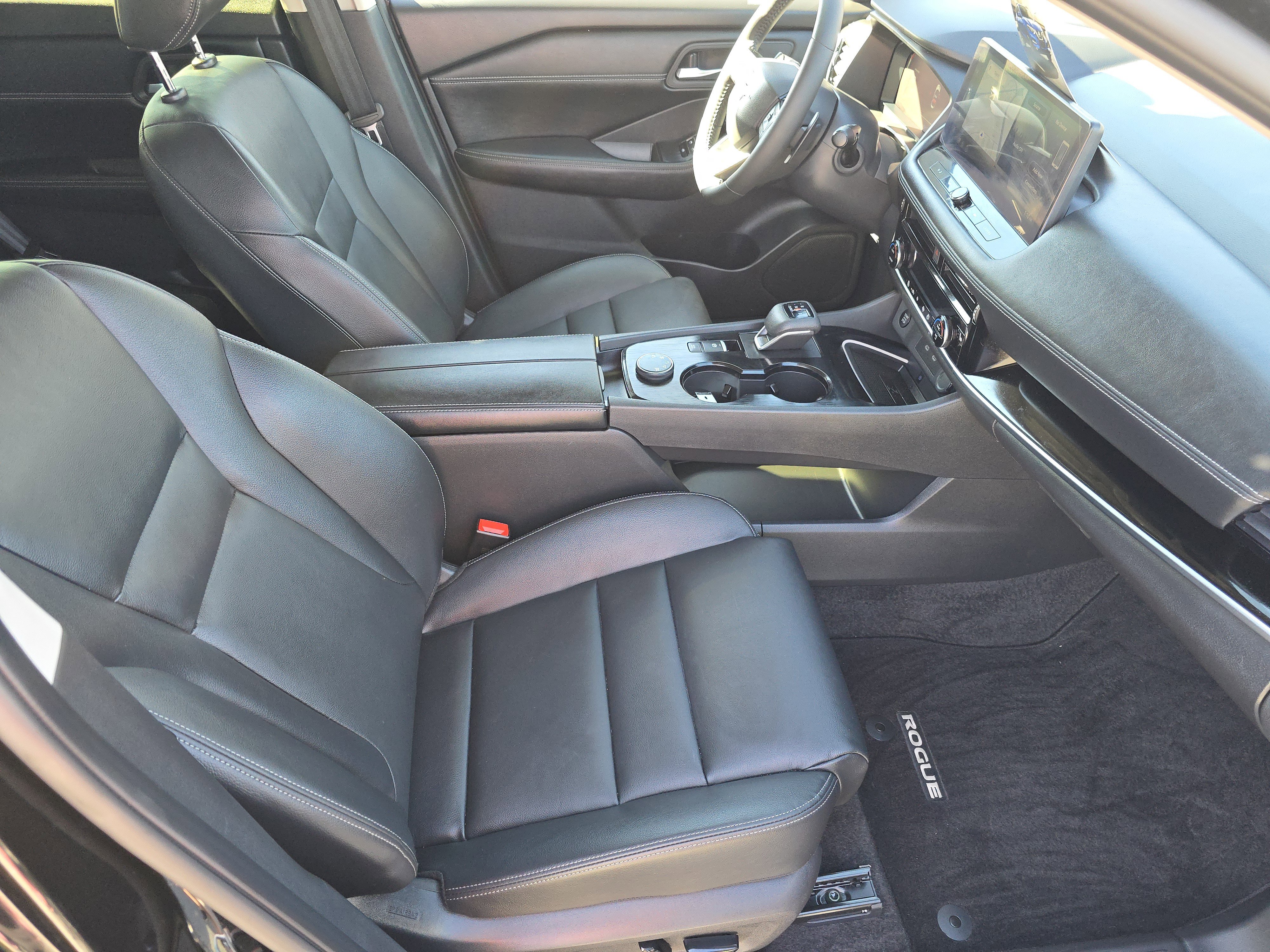 Used 2025 Nissan Rogue SL image 29