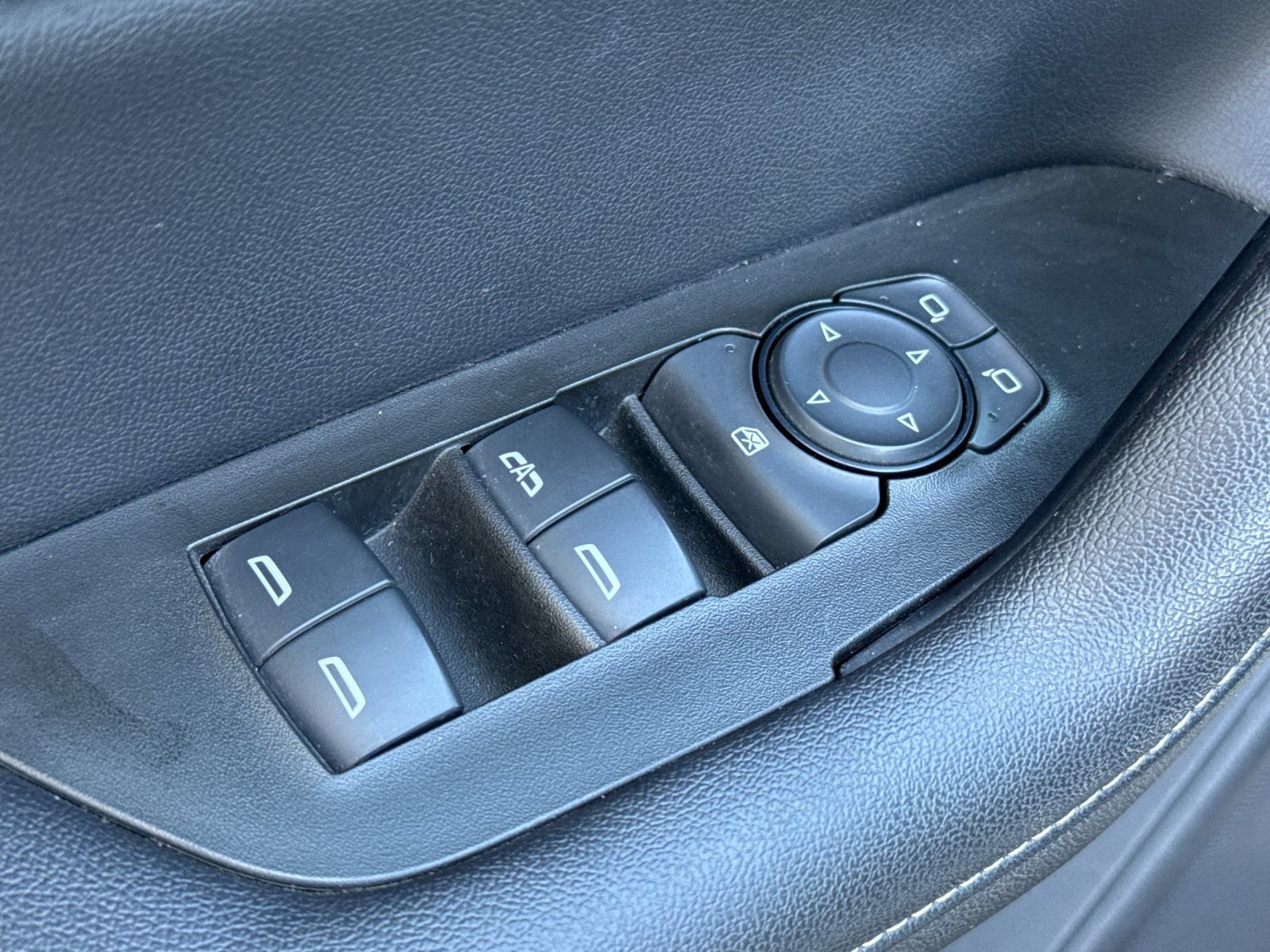 Used 2023 Chevrolet Blazer LT FWD image 12