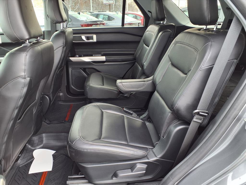 Used 2022 Ford Explorer XLT w/ Equipment Group 202A image 7