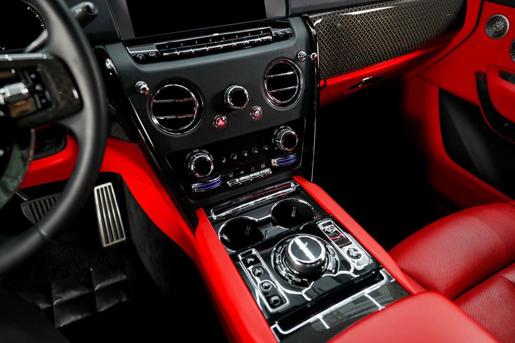 Used 2022 Rolls-Royce Cullinan Black Badge w/ Dark Exterior Package image 22