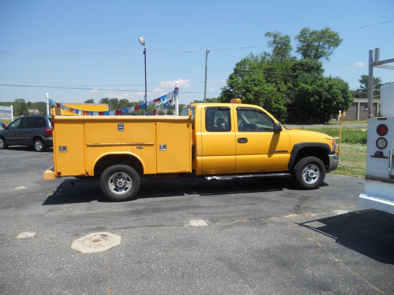 Used 2005 GMC Sierra 2500 W/T w/ Snow Plow Prep Package AWD/4WD image 1