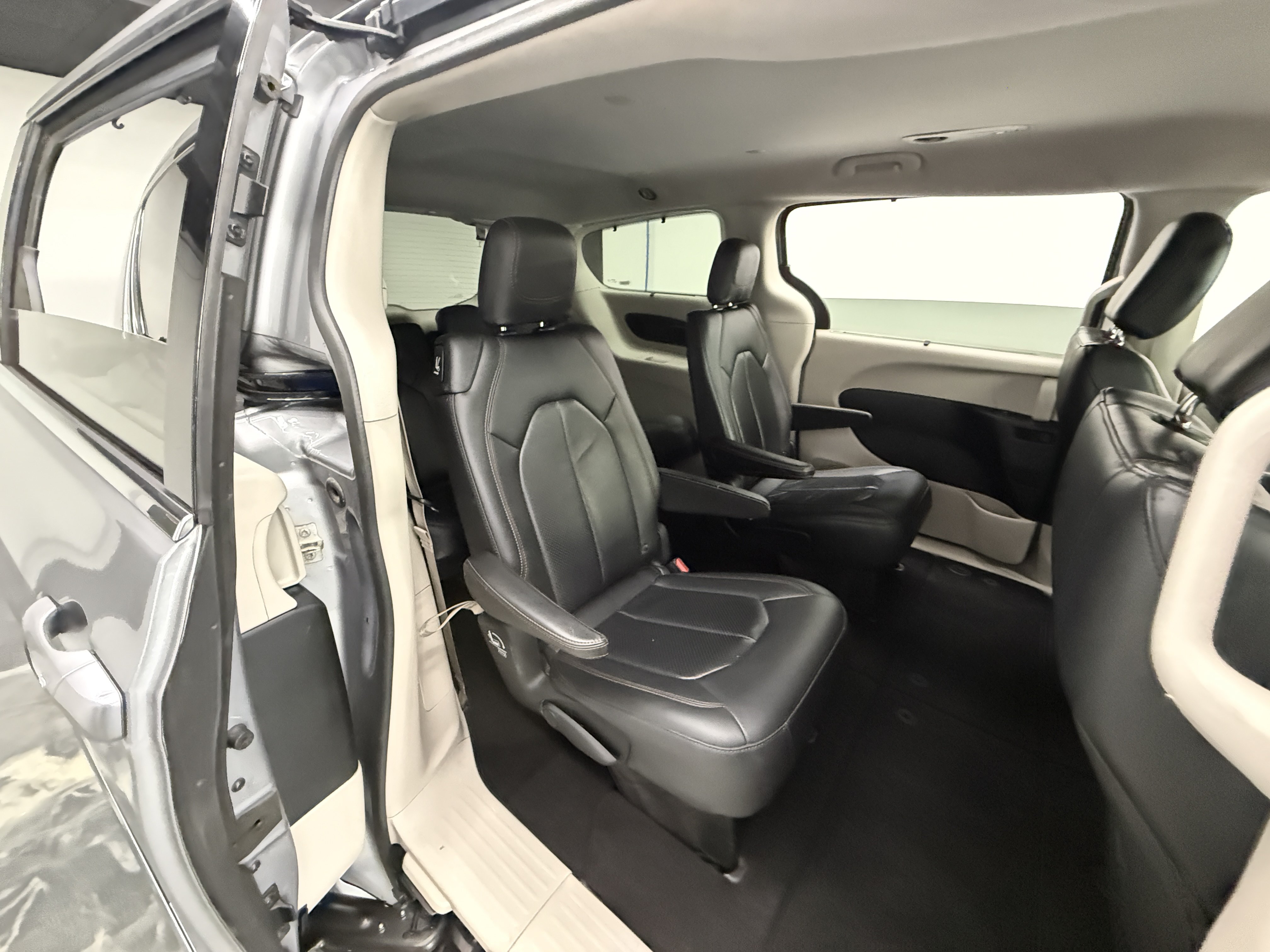 Used 2018 Chrysler Pacifica Touring-L w/ Advanced Safetytec Group FWD image 29