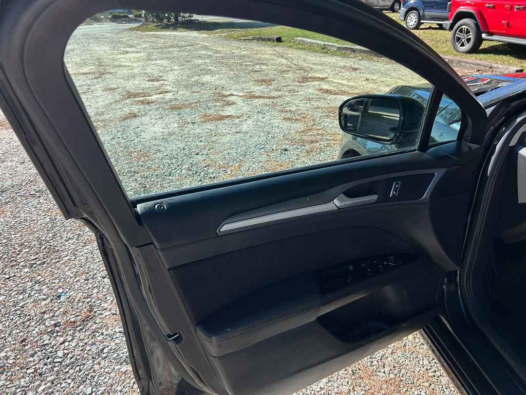 Used 2015 Ford Fusion SE image 7