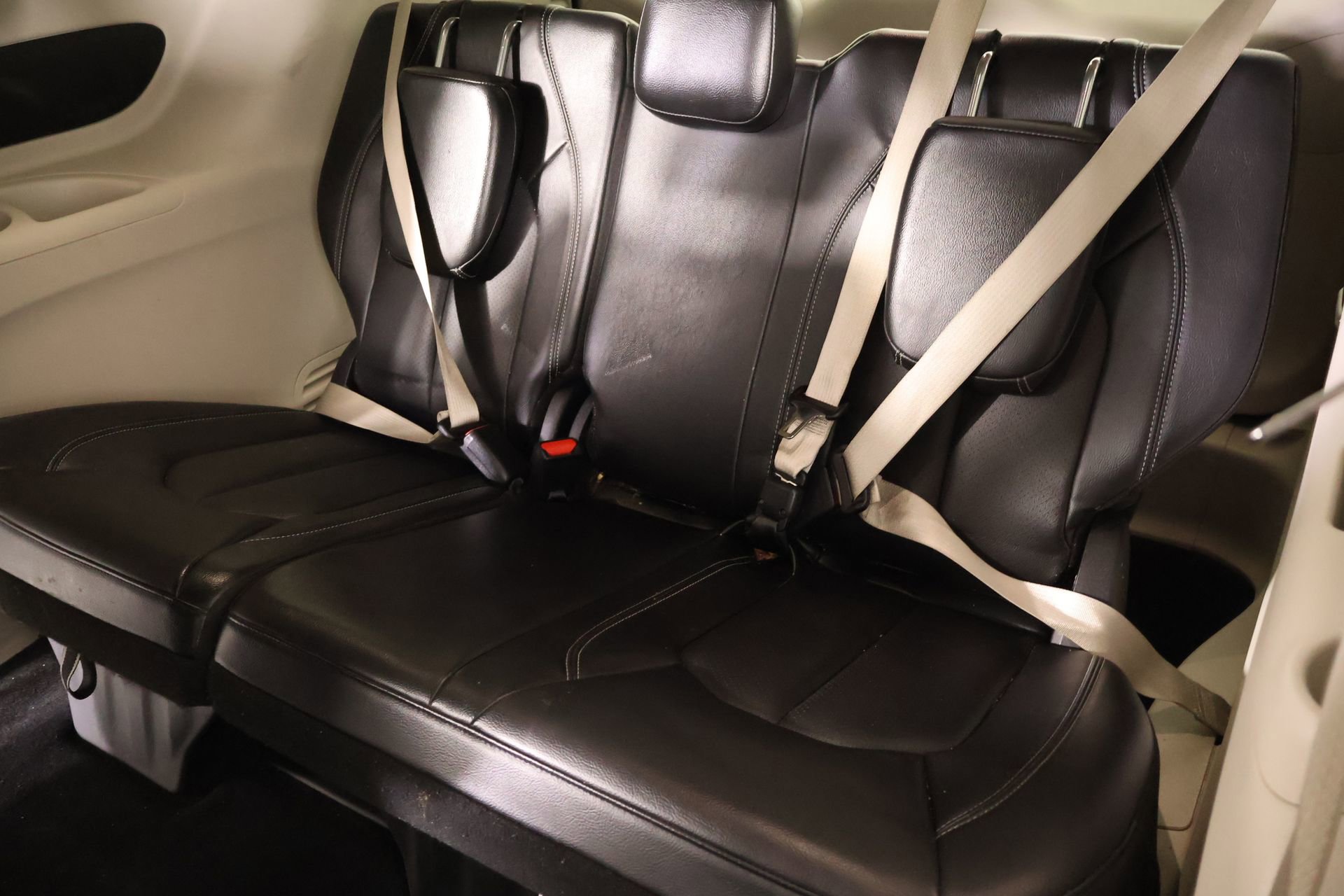 Used 2022 Chrysler Pacifica Touring-L image 13