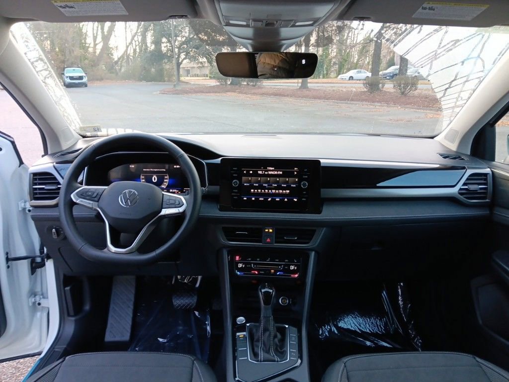 Used 2025 Volkswagen Taos SE image 13