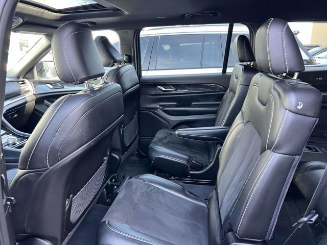 Used 2023 Jeep Grand Cherokee L Laredo image 8