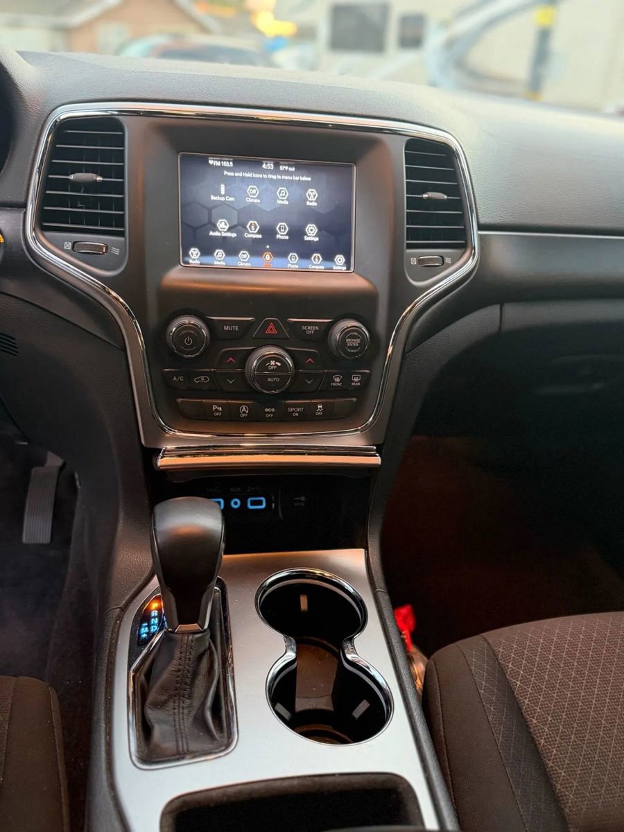 Used 2018 Jeep Grand Cherokee Laredo RWD image 12