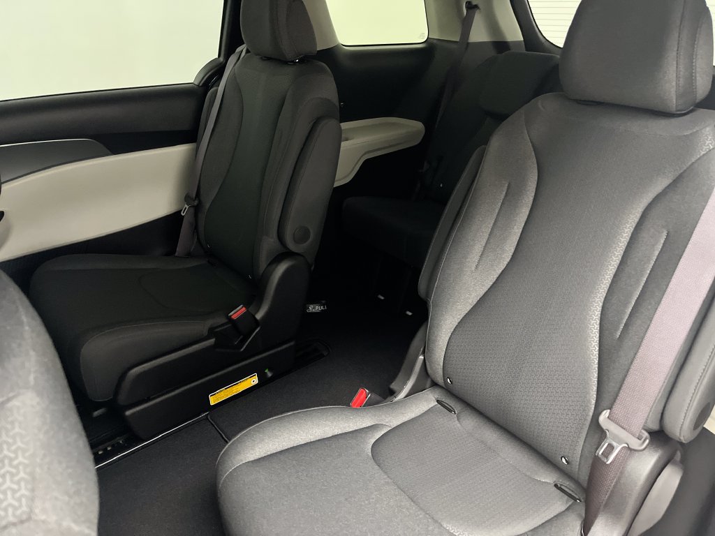 Used 2023 Kia Carnival LX FWD image 13