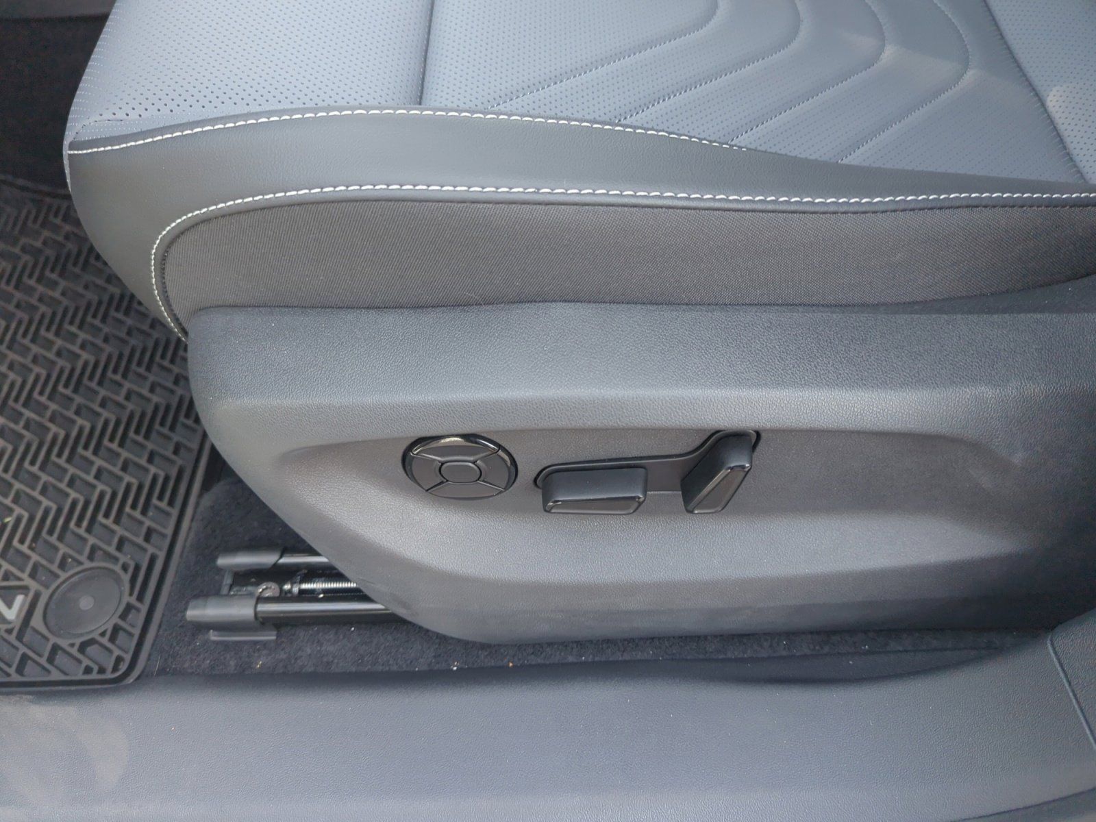 New 2025 Volkswagen Tiguan SE image 14