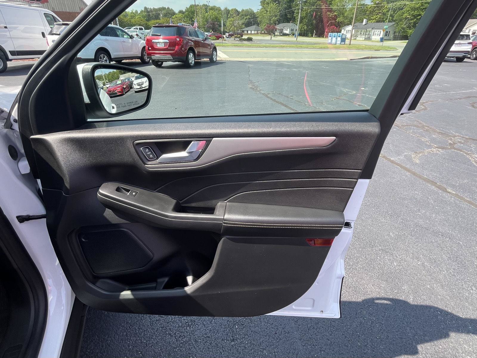Used 2021 Ford Escape SEL w/ Technology Package FWD image 31