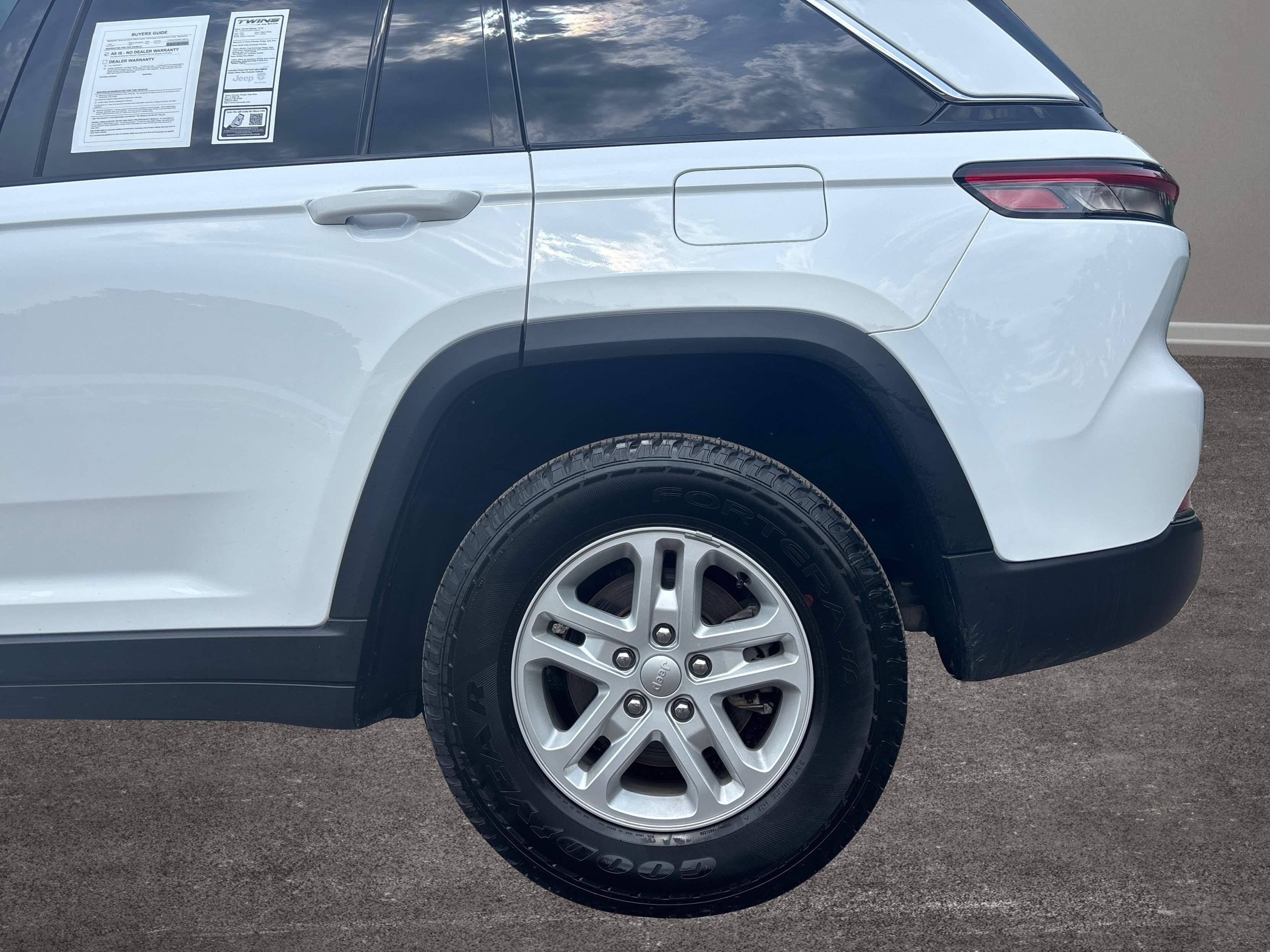 Used 2024 Jeep Grand Cherokee Laredo image 35