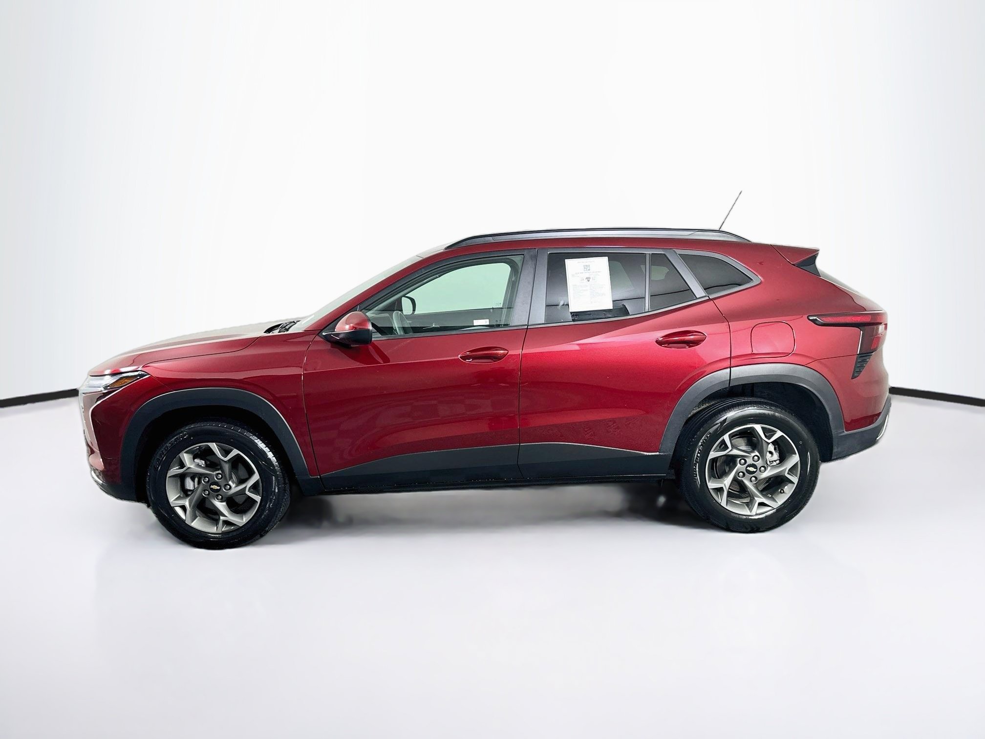 Used 2025 Chevrolet Trax LT FWD image 4