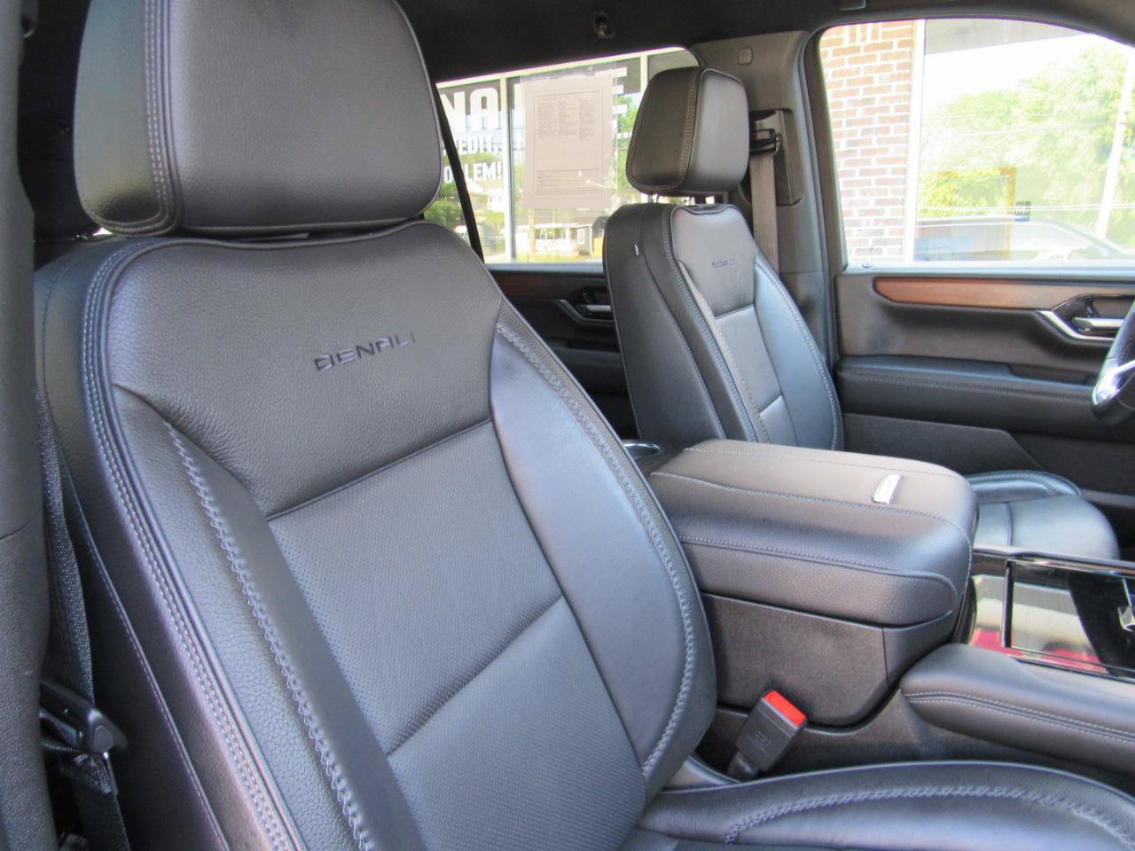 Used 2025 GMC Yukon XL Denali AWD/4WD image 32