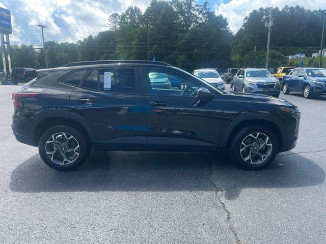 Used 2025 Chevrolet Trax LT w/ LT Convenience Package FWD image 5