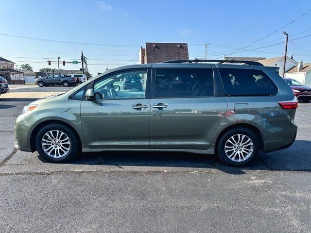 Used 2018 Toyota Sienna XLE w/ XLE Navigation Package FWD image 4