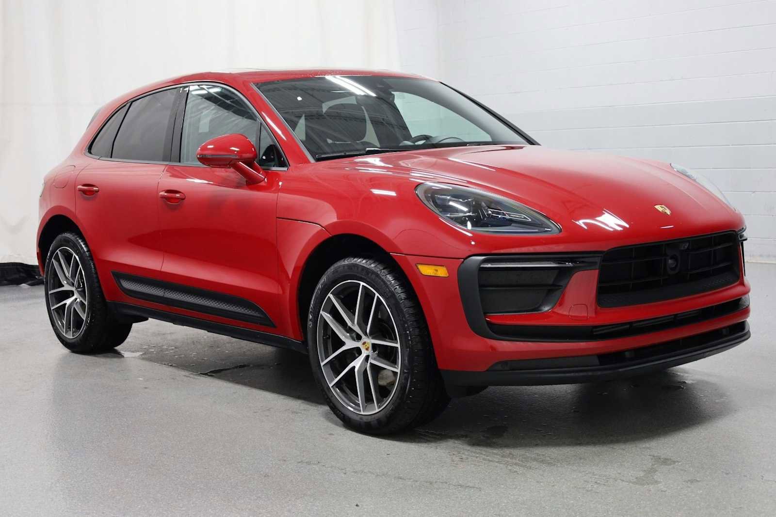 Certified 2025 Porsche Macan image 13