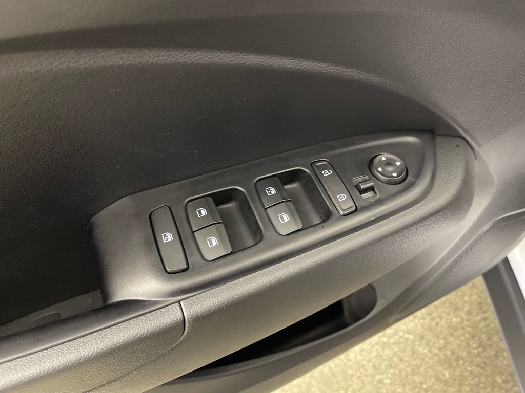 Certified 2025 Hyundai Venue SEL FWD image 18