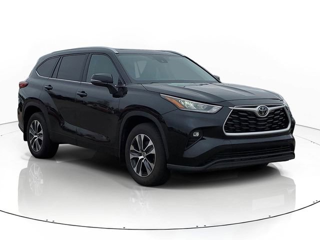 Used 2022 Toyota Highlander XLE image 2