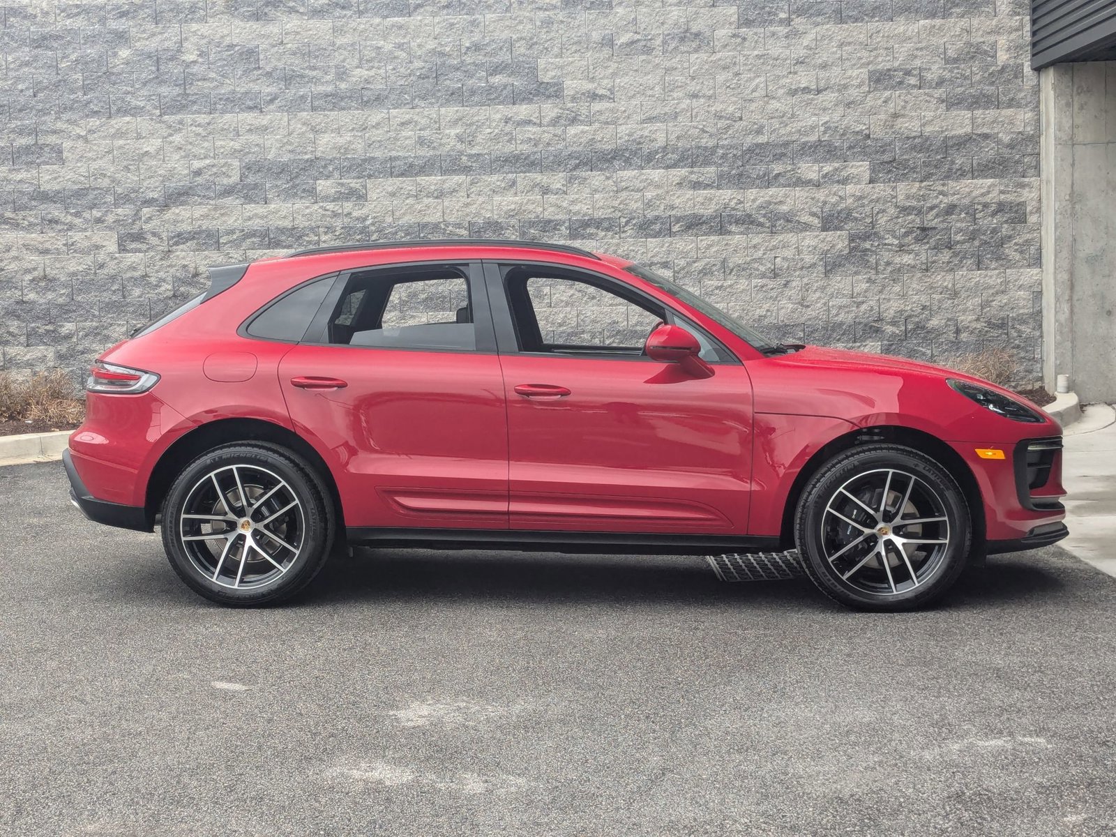 Used 2025 Porsche Macan image 8