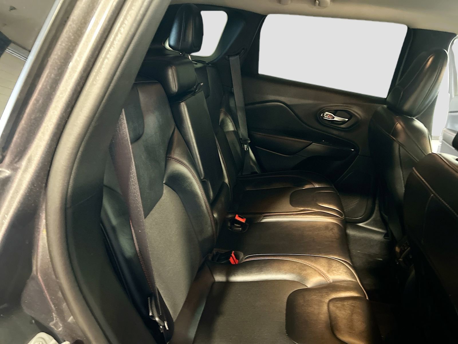 Used 2022 Jeep Cherokee Trailhawk w/ Comfort/Convenience Group image 27