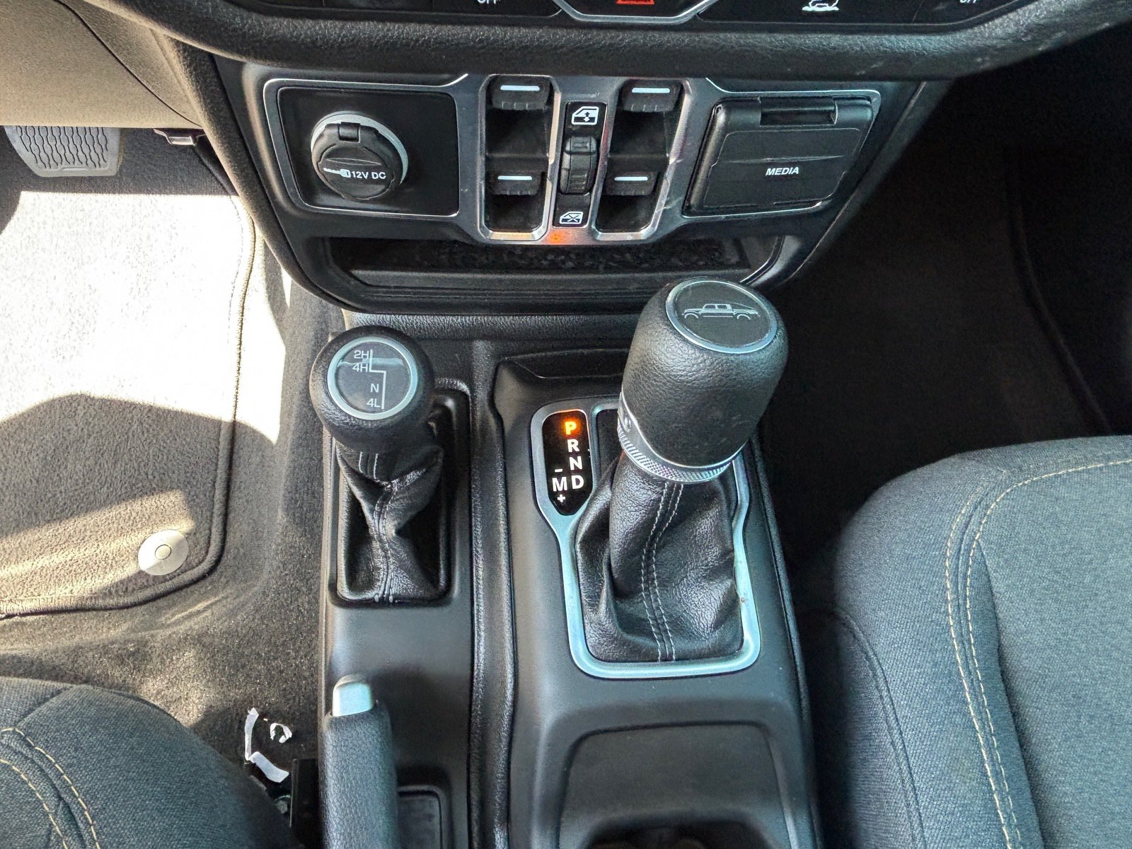 Used 2025 Jeep Gladiator Sport AWD/4WD image 16