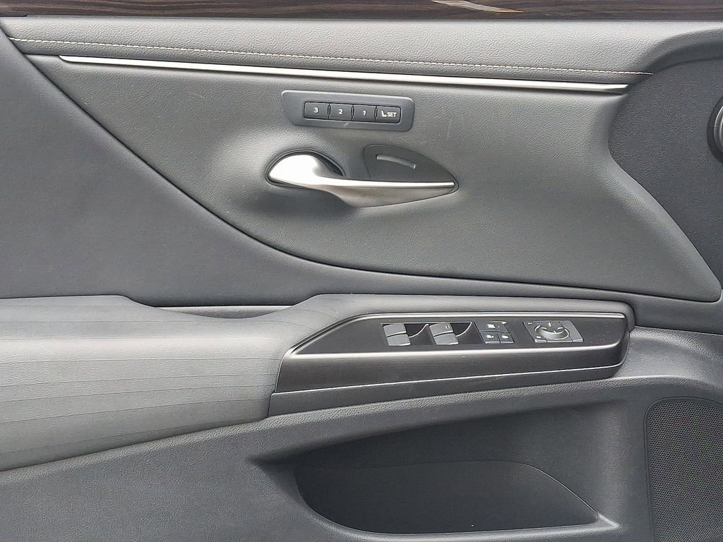 Used 2019 Lexus ES 300h w/ Luxury Package image 13