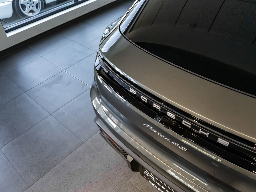 Certified 2025 Porsche Macan 4S Electric AWD/4WD image 34