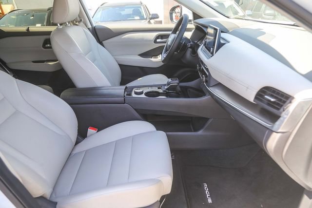 Used 2025 Nissan Rogue SV w/ SV Premium Package image 17