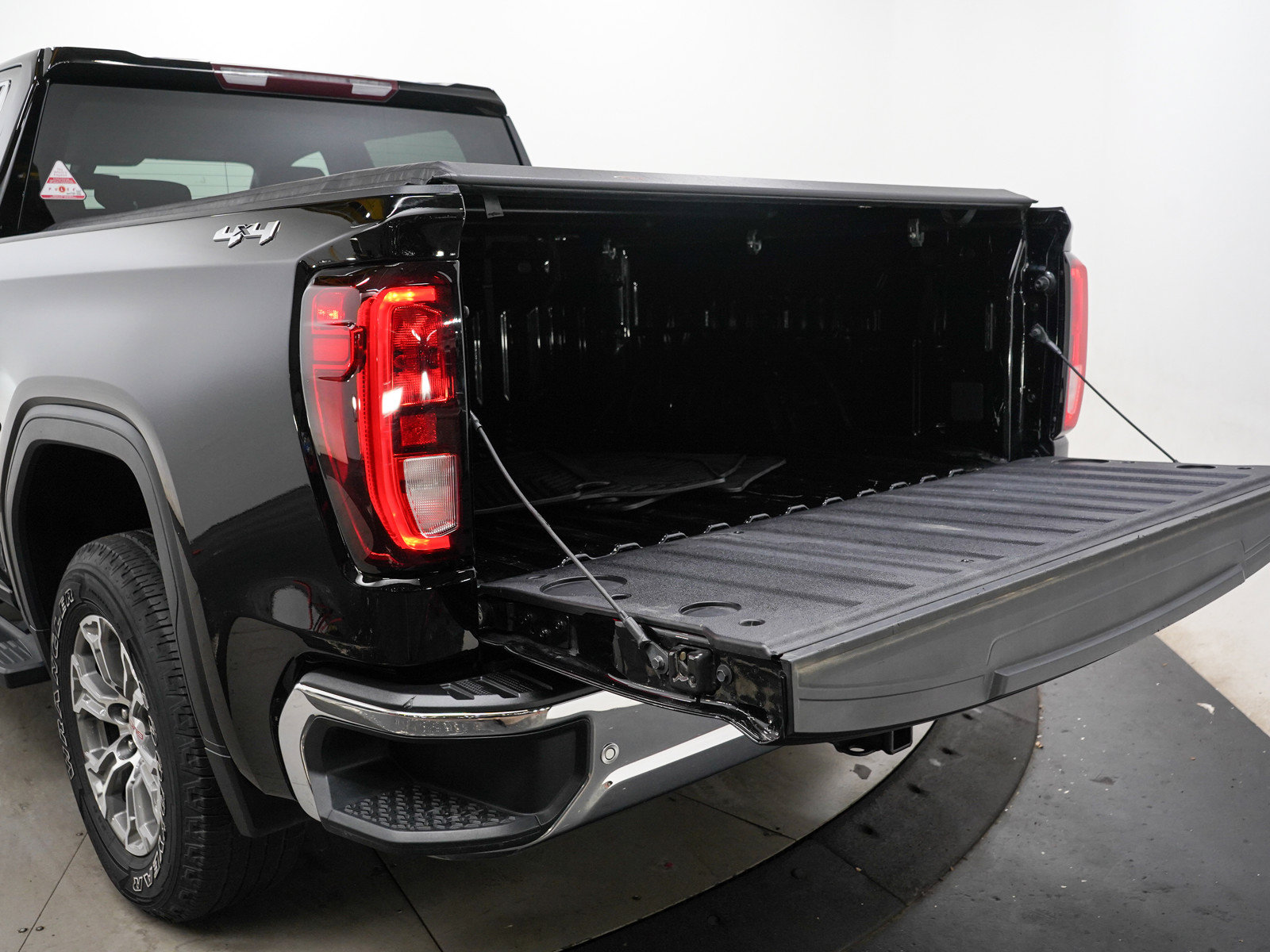 Used 2019 GMC Sierra 1500 SLE w/ SLE Value Package AWD/4WD image 9