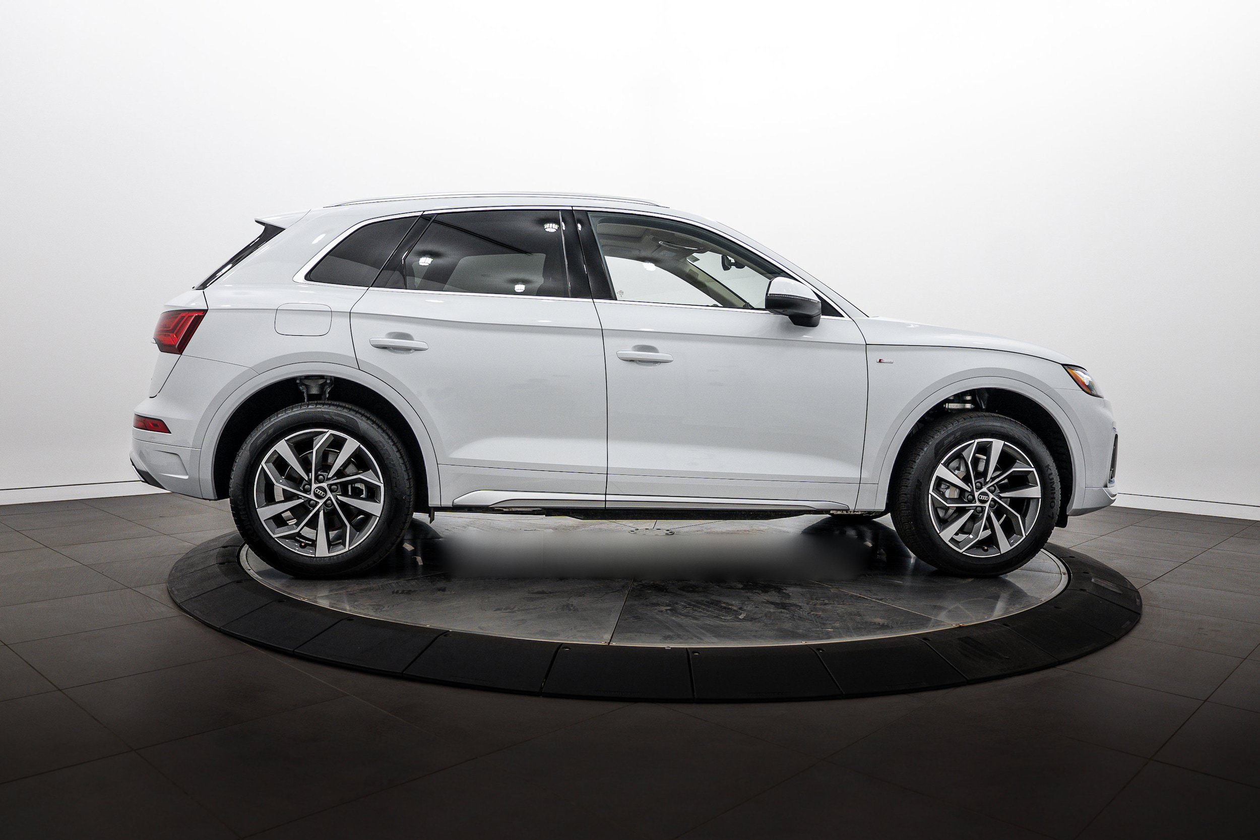 Used 2024 Audi Q5 2.0T Premium Plus w/ Premium Plus Package AWD/4WD image 3