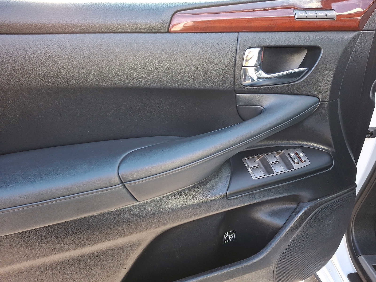 Used 2011 Lexus LX 570 4WD image 12