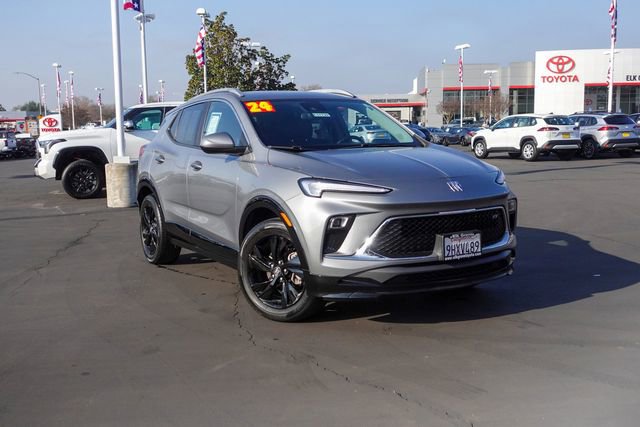 Used 2024 Buick Encore GX Sport Touring image 2