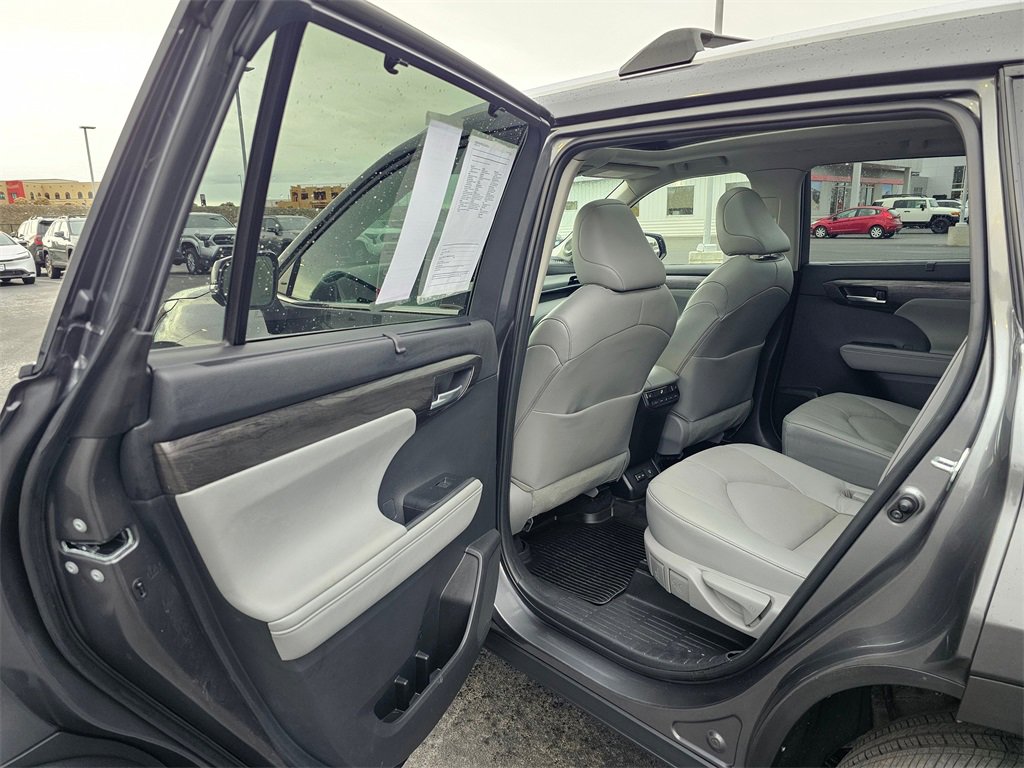 Used 2023 Toyota Highlander Platinum image 15