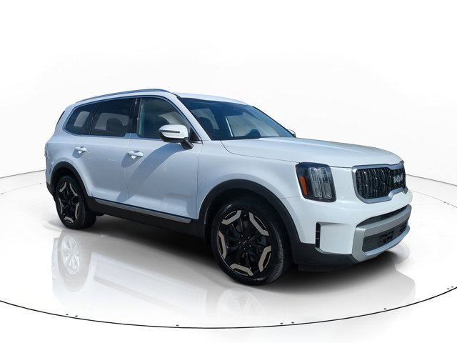 Used 2023 Kia Telluride EX w/ EX Captain's Chair Package image 2